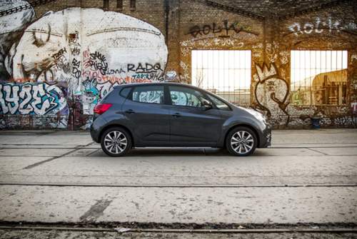 Unser Test-Venga kostet 23.170 Euro. Der große Diesel, die zweithöchste Ausstattung und ein Panorama-Glasdach heben den Preis