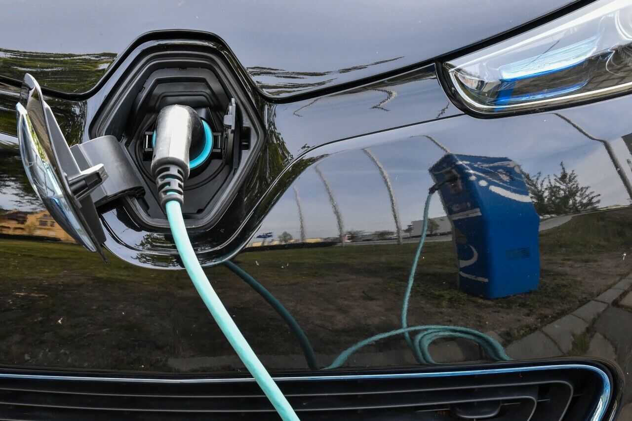 Müssen Autohersteller Mitte des kommenden jahrzehnts eine Quote für emissionsarme oder-freie Autos erfüllen? Das prüft derzeit die EU-Kommission