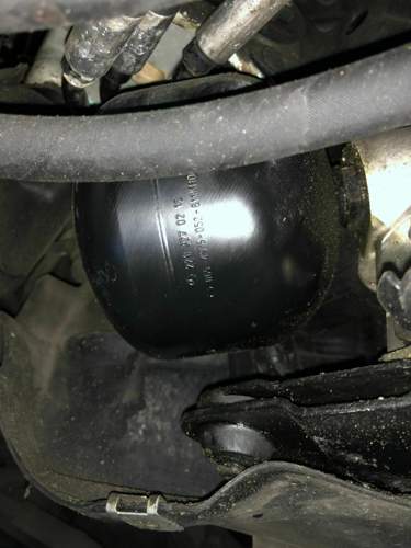 Das ist dieser Daempfer unterm Fahrersitz direkt unterm Fuss. Ist das der Pulsationsdaempfer? Ist abzuschrauben mit 27er Maulschluessel.jpg