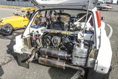 Passt gerade so rein: V6 im Metro 6R4