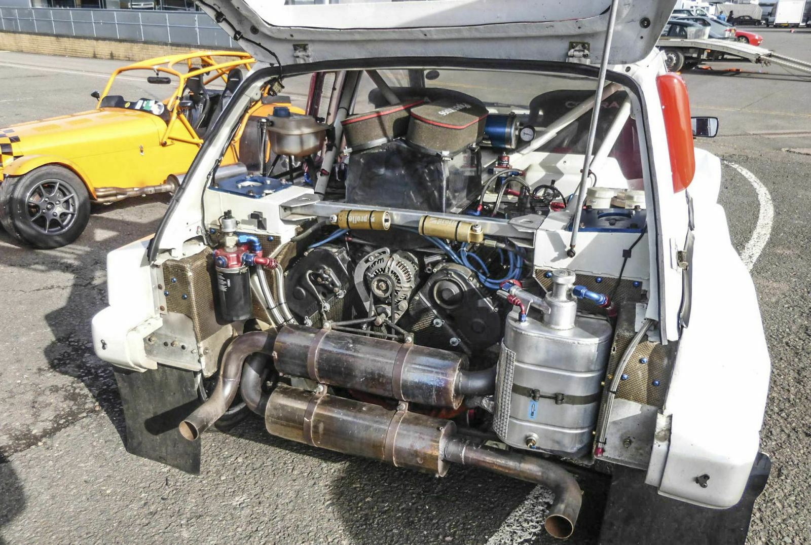 Passt gerade so rein: V6 im Metro 6R4