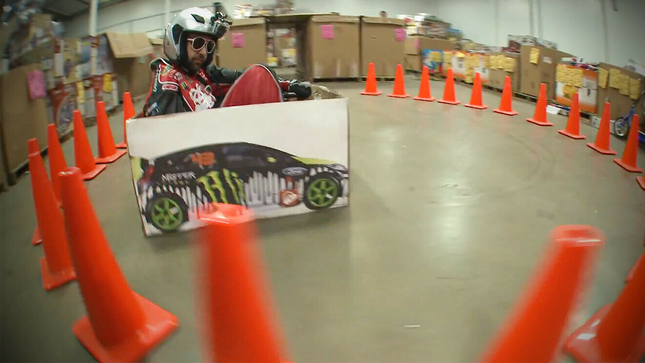 Ken Box ist der nächste Gymkhana-Star. Zum Driften braucht er nur eine motorisierte Pappschachtel