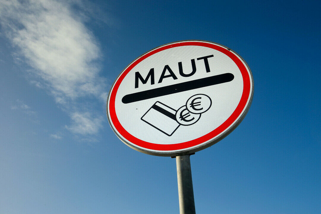 Das Kabinett bringt die Pkw-Maut auf den Weg, doch der Koalitionspartner SPD betonte, dass die Maut noch nicht über den Berg sei