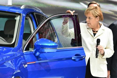 Bei ihrem IAA-Auftritt nimmt die Kanzlerin auch im neuen Hybrid-Tiguan Platz