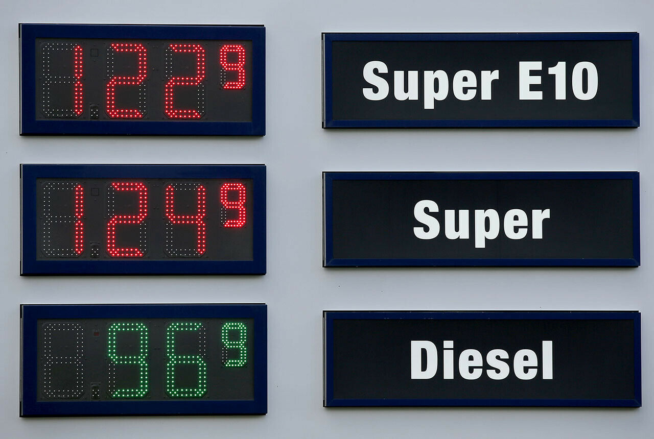 Diesel ist an der Tankstelle vor allem deshalb billiger, weil es bei der Mineralölsteuer bevorzugt wird. Das soll so bleiben, heißt es von der Bundesregierung