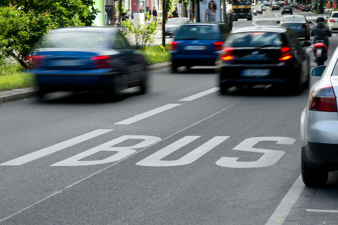 Die Gemeinden können den Fahrern eines E-Autos kostenlose Parkplätze zur Verfügung stellen und ihnen die Nutzung der Busspur erlauben