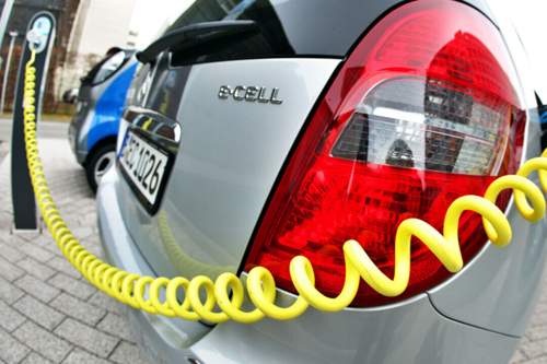 Der verkehrspolitische Sprecher der Grünen will mit einer zusätzlichen Kaufprämie den Absatz der Elektro-Autos fördern
