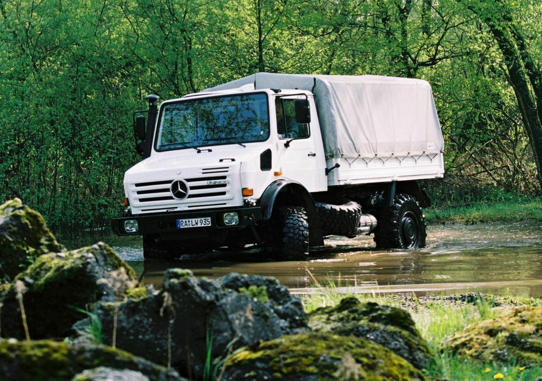 Unimog U 5000 im Wald