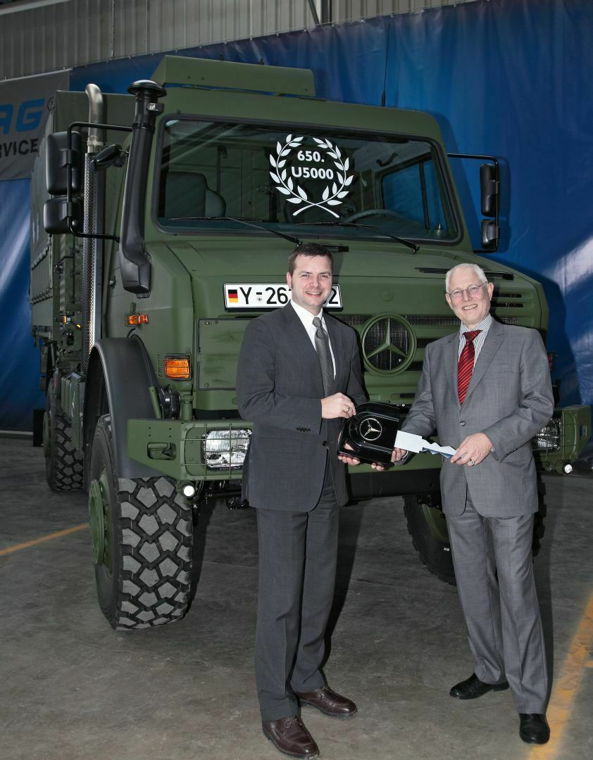 Übergabe des Unimog an die Bundeswehr