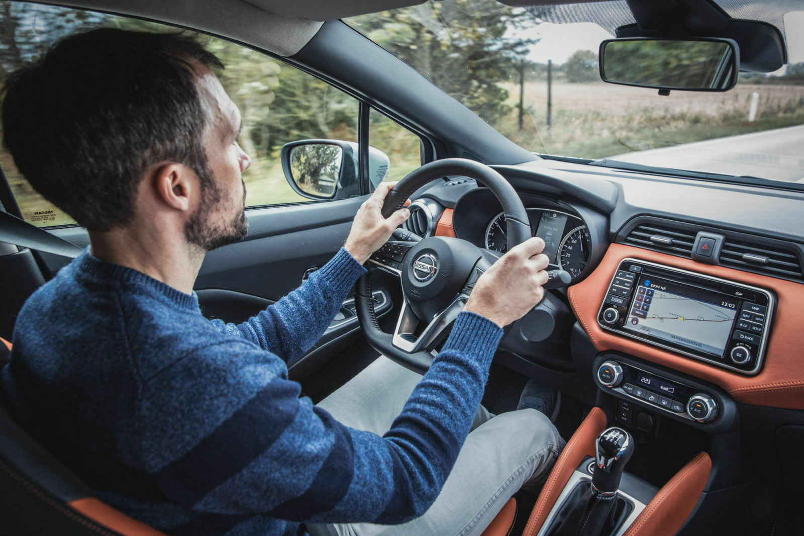 Uns war das Interieur-Design des neuen Micra ein wenig zu unruhig, besser als das grau-schwarze Allerlei vieler anderer Kleinwagen gefällt es aber allemal