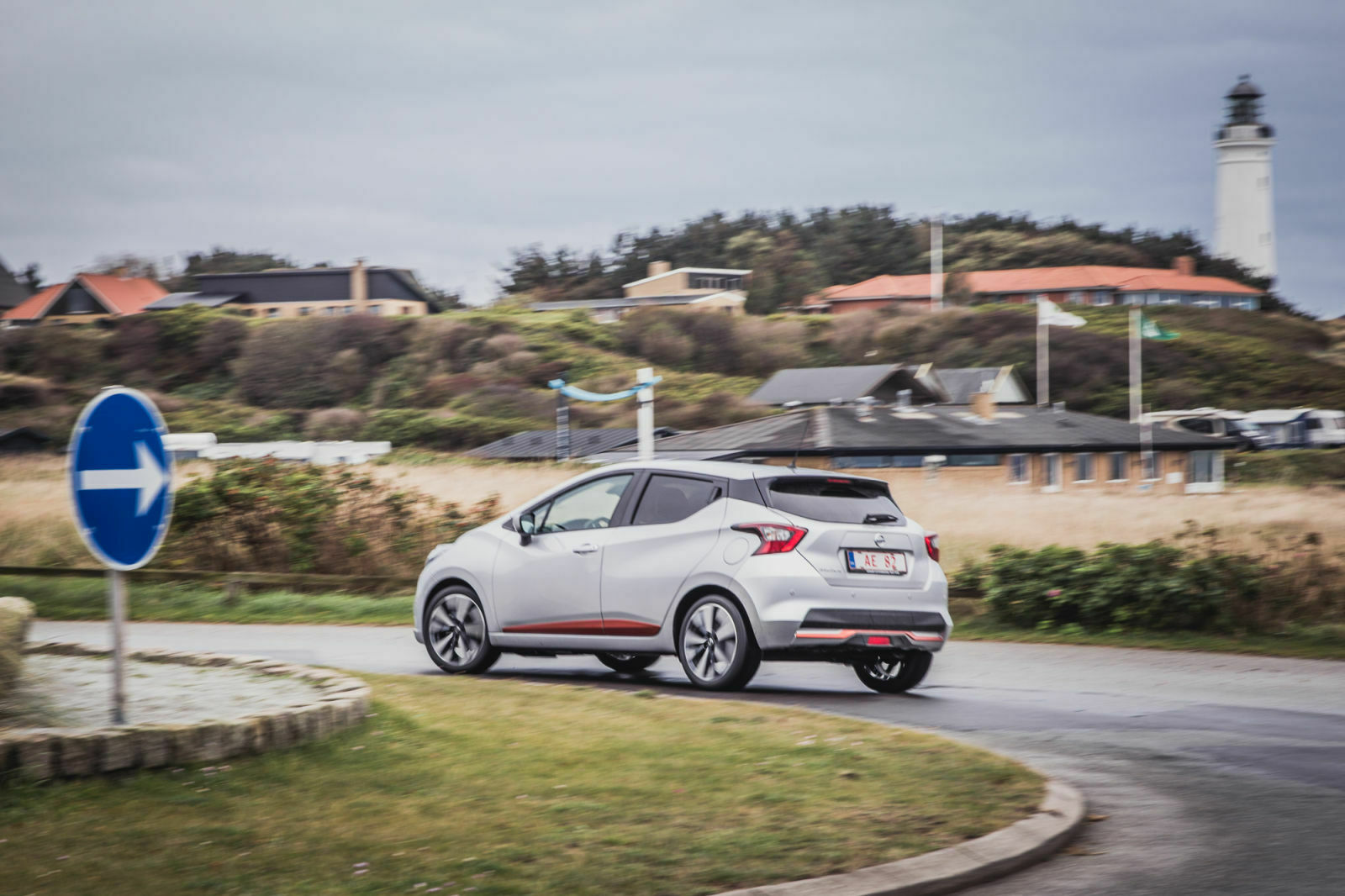 Selbst bei Nässe tendiert der neue Nissan Micra kaum zum Untersteuern, er bleibt lange neutral und sicher in der Spur