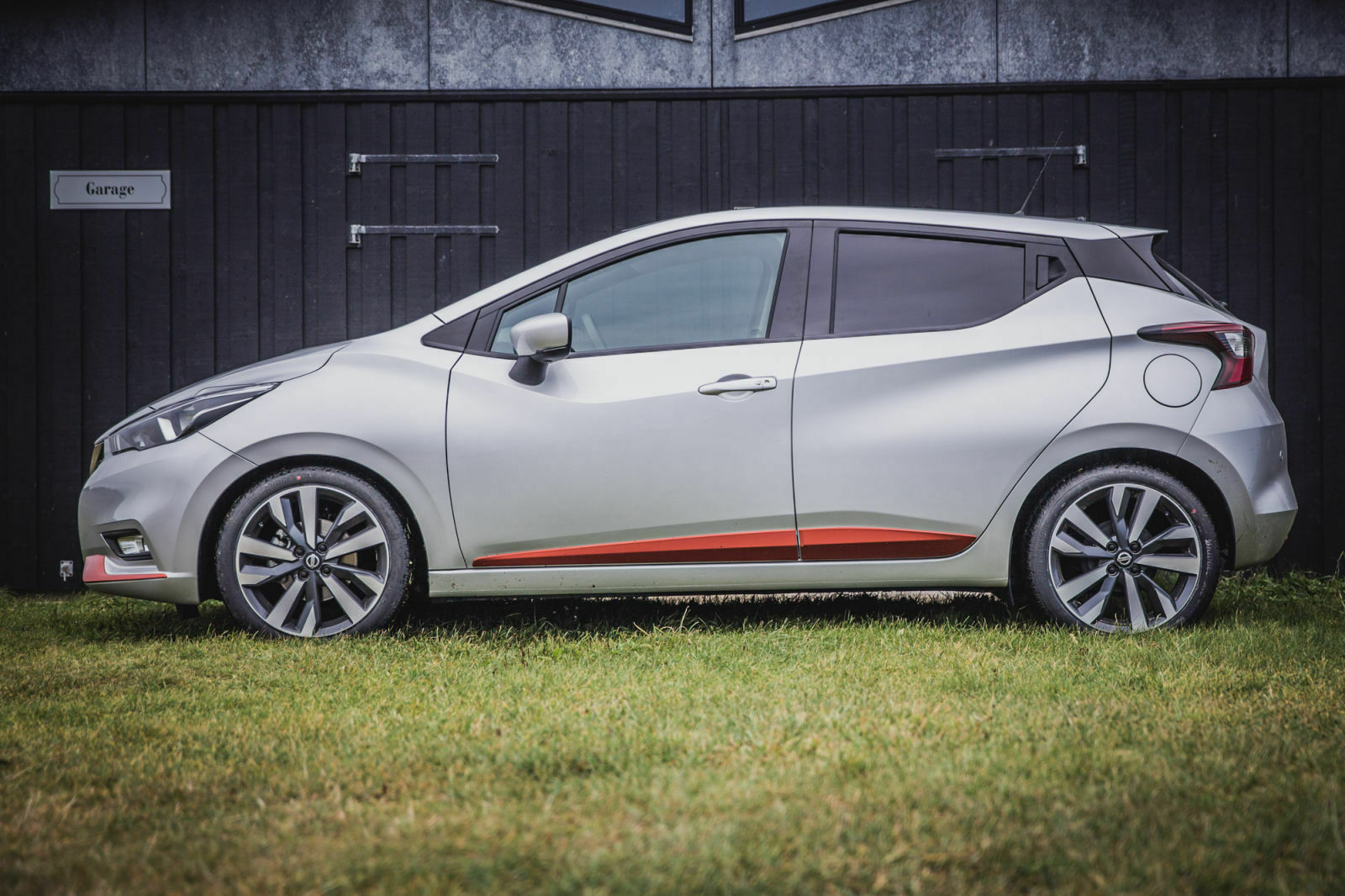 Der neue Nissan Micra misst knapp vier Meter und wird damit deutlich länger als der Vorgänger, aber bleibt etwas kürzer als andere Kleinwagen