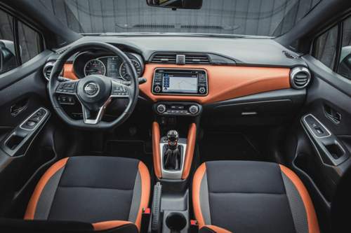 Nicht immer so bunt, aber immer mit kontrastierendem Material bezogen, liefert Nissan den Micra aus. Beim Basismodell fehlen außerdem ein paar Nähte