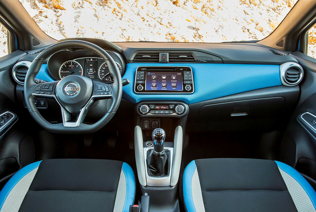 Nissan bietet verschiedene, zum Teil recht grelle Farbkombinationen für das Interieur an