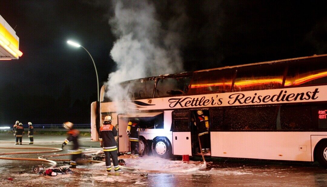 Auf der A7 bei Hamburg rettete ein Busfahrer in der Nacht zum Montag (30.06.2014) alle Insassen aus einem brennenden Bus