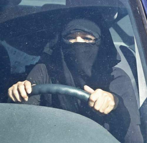Muslima-mit-niqab-beim-autofahren