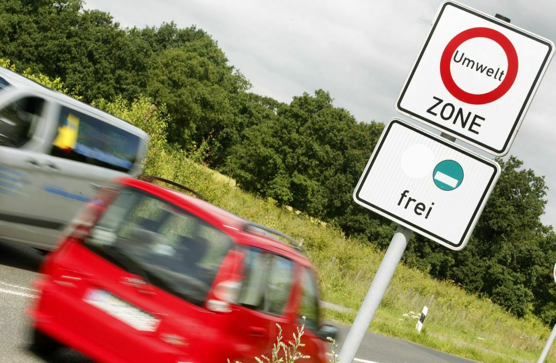 Wer ohne gültige Plakette in eine Umweltzone einfährt, riskiert einen Bußgeldbescheid. Dieser ist auch dann gültig, wenn das Kfz-Kennzeichen fehlerhaft angegeben ist
