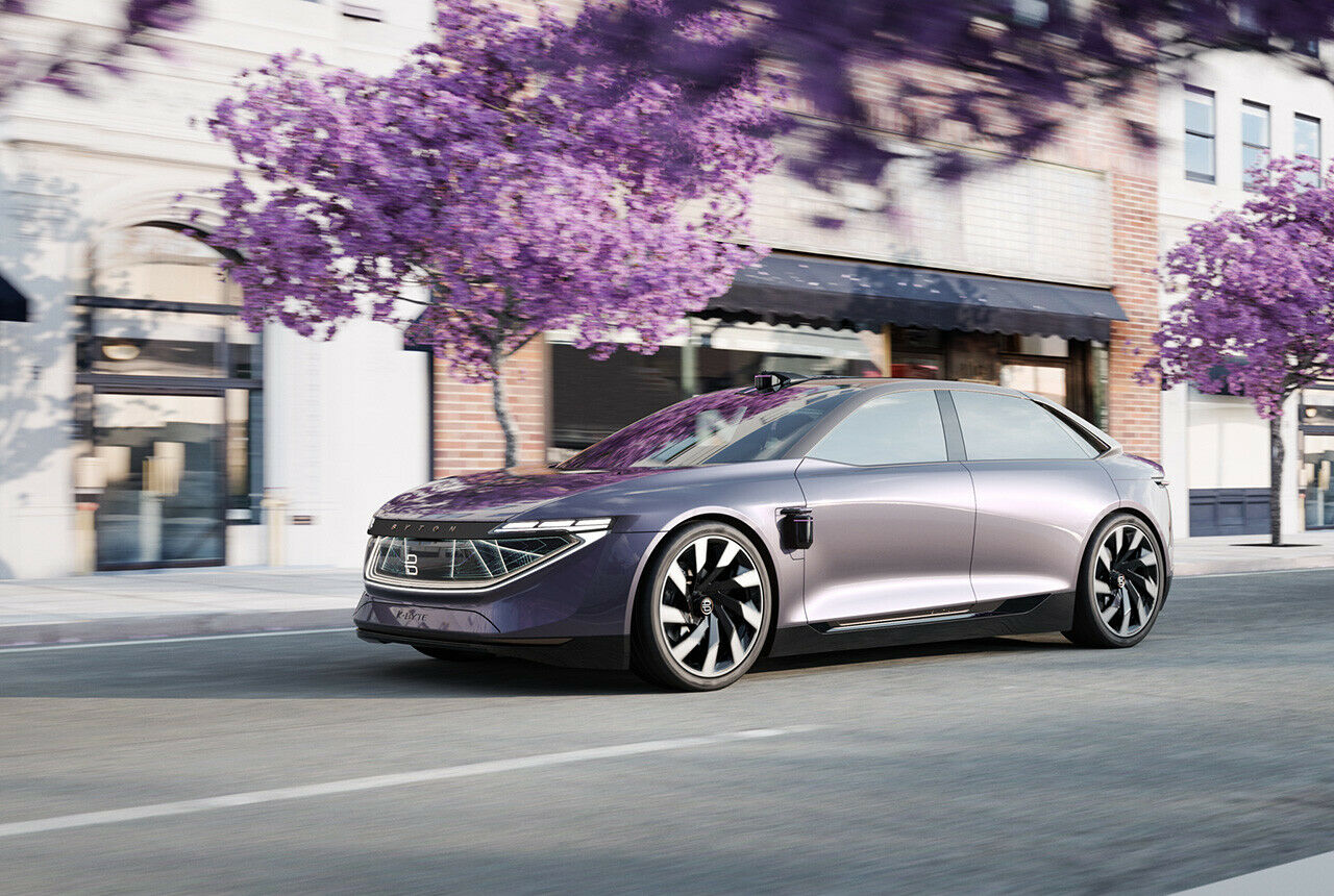 Die Studie zu Bytons elektrischer Limousine misst knapp fünf Meter. Kameras und Sensoren sollen möglichst viel Autonomie ermöglichen. Die Technik dürfte jener des bereits bekannten SUV entsprechen