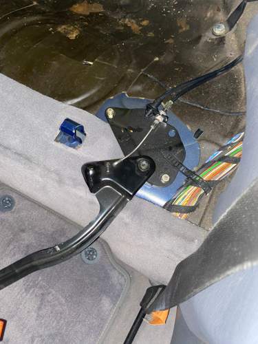 Abgerissenes Kabel am Entriegelungszug