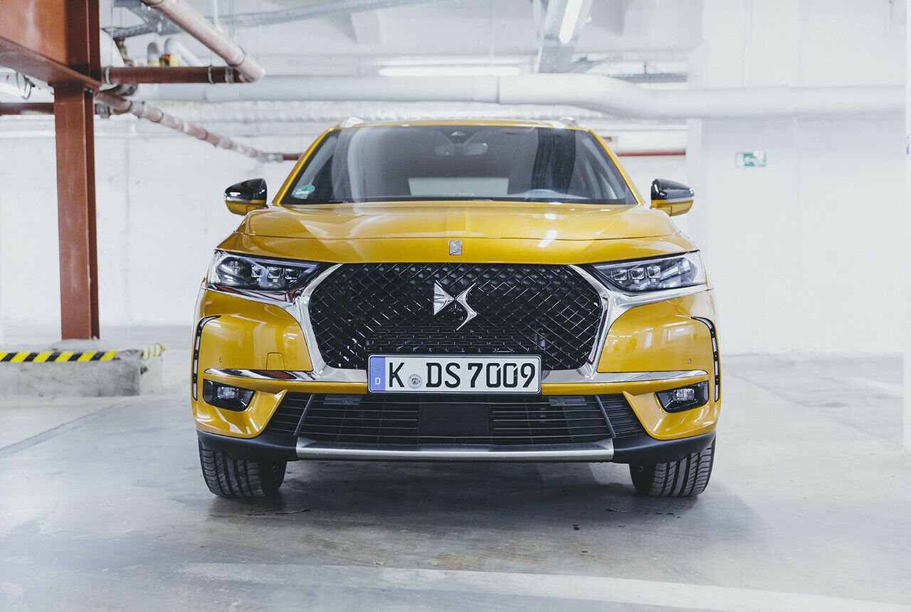 Der hochglanzlackierte Kühlergrill des DS 7 Crossback ist Teil des Opera-Pakets