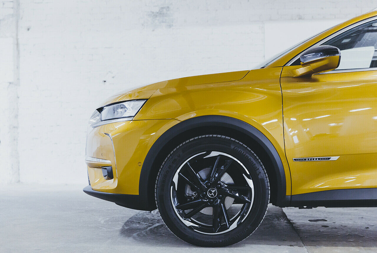 Serienmäßig rollt der DS 7 Crossback auf 18 Zoll großen Alurädern, unser Testwagen hatte 19-Zöller