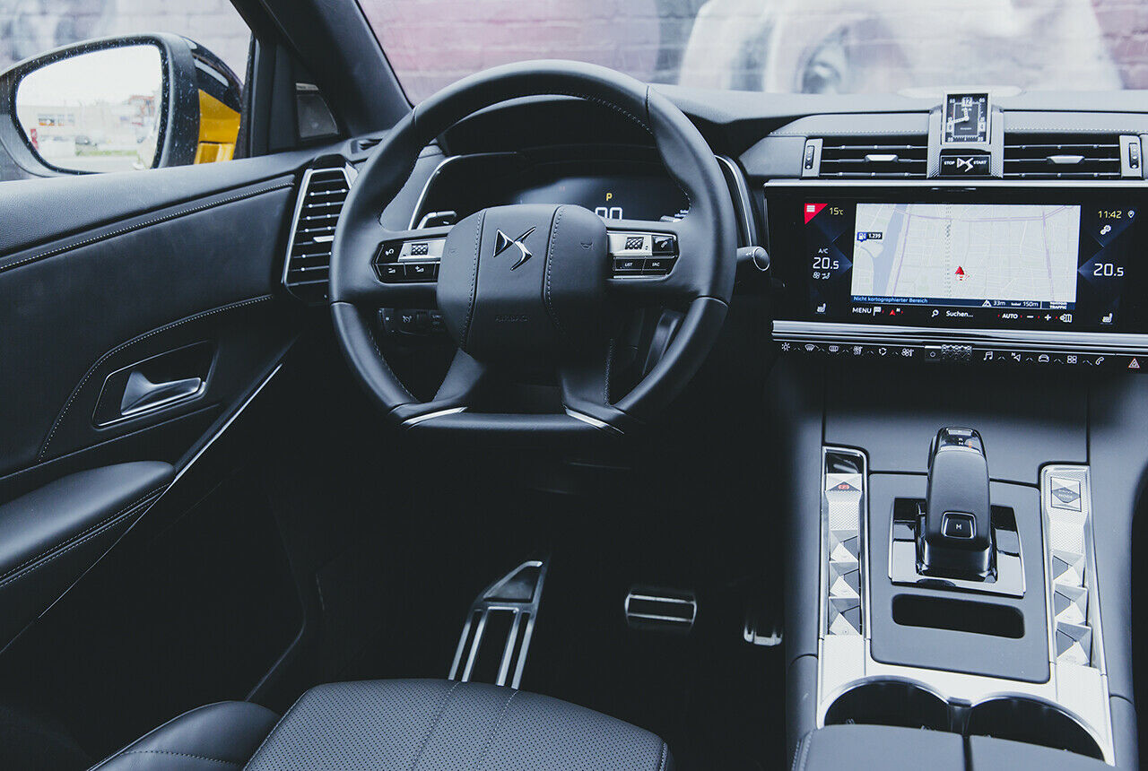 Selbst den Pralltopf des Lenkrads bezieht DS im DS 7 Crossback mit Leder