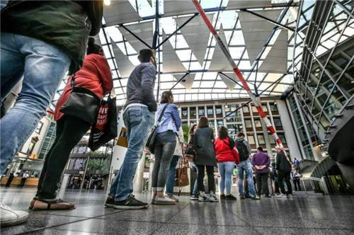 Lange-schlangen-archivbild-und-stundenlange-wartezeiten