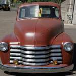 Tiefer gelegt… ein Chevrolet Pickup Advance Design 3100 – gesehen bei einem Händler in Newburg, Oregon.