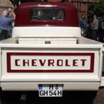 Der Chevrolet Pickup Advance Design 3100 des Baujahre 1954 in Zweifarb-Lackierung – die Heckansicht