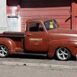 Tiefer gelegt… ein Chevrolet Pickup Advance Design 3100 – gesehen bei einem Händler in Newburg, Oregon.