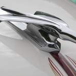 Die Kühlerfigur des ’54er Chevrolet Advance Design 3100 Pickup zeigt einen griffig stilisierten Düsen-Vogel