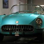 Eine feinst restaurierte und gut ausgeleuchtete Chevrolet Corvette C 1 des Baujahres 1957 - Autobau Erlebniswelt am Bodensee