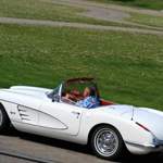Chevrolet Corvette C 1 - Baujahr 1958, 4,6 l V 8, 228 PS - Autor Helmut Möller auf dem Parcour an der Cité de l'Automobile, Mulhouse, Frankreich