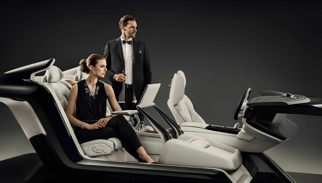 Gilt der böse Blick der Dame ärgerlichen Nachrichten? Mail-Korrespondenz oder Videokonferenzen hat Volvo im "Lounge Console"-Konzept im Blick
