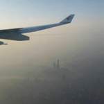 1.1 Shanghai aus dem Flugzeug, trotz Dunst sieht man schön, wie der Huangpu die Stadt teilt