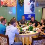 11 - Voller Tisch in günstigem Restaurant
