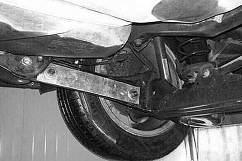 Ein Blech am Längsträger macht Geräusche, wenn die Achse nach einem Unfall gestaucht ist