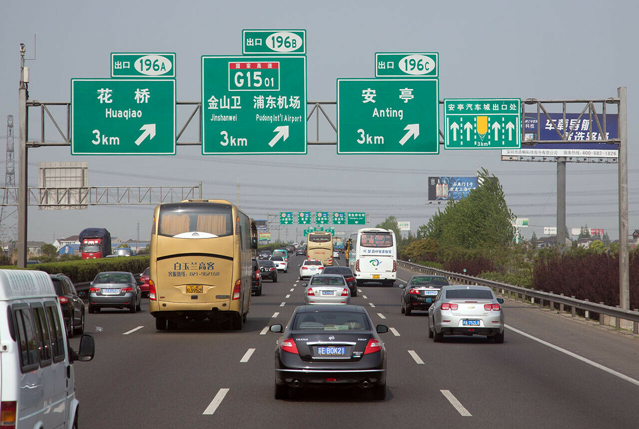 Shanghai: Der Verkehr ist oft mörderisch. Nummernschilder können ersteigert werden - und kosten dann mitunter so viel wie das Auto