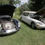 Citroën DS 21 Limousine und Citroën DS 21 Break mit geöffneten Motorhauben