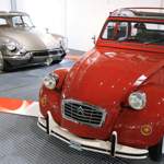 Ein Citroën DS 21, Baujahr 1967 hinter einem Citroën 2 CV 6