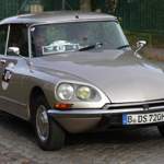 Ein Citroën DS 21 Pallas des Baujahres 1971 - Teilnehmer-Fahrzeug der 16. AvD Rund um Berlin-Classic im mecklenburgischen Dorf Lärz