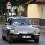 Ein Citroën DS 21 Pallas des Baujahres 1971 - Teilnehmer-Fahrzeug der 16. AvD Rund um Berlin-Classic im mecklenburgischen Dorf Lärz