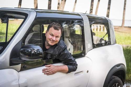 Abschraubbarer Bruch mit dem Strandcabrio-Konzept: Durch die kleinen Schiebefenster kommt bei montierten Seitenscheiben nur wenig Luft im Innenraum an