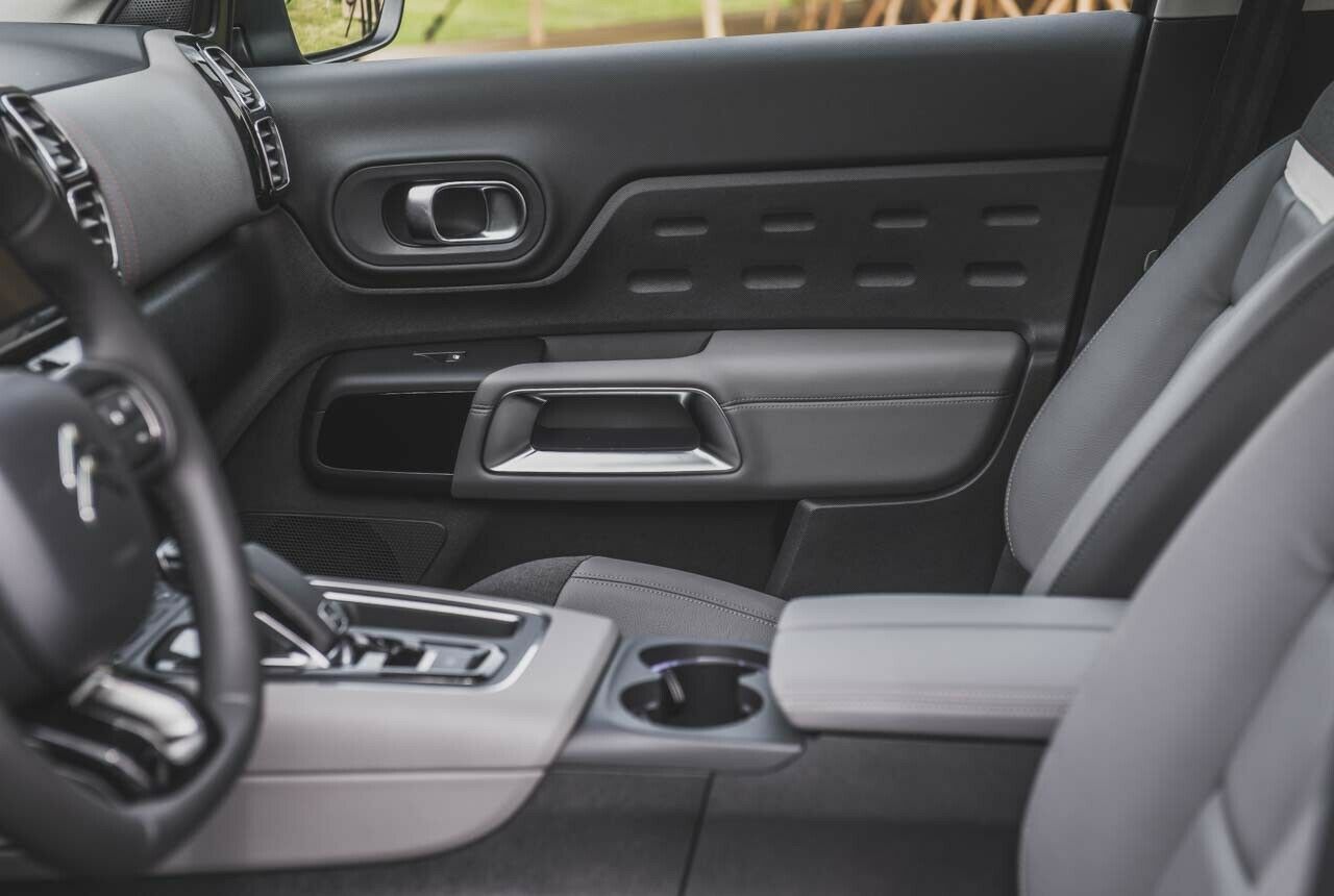Die hohe und breite Mittelkonsole lässt den Raum für Fahrer und Beifahrer etwas schmal werden