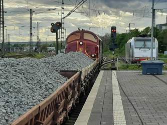 Mit Schotterwaggons