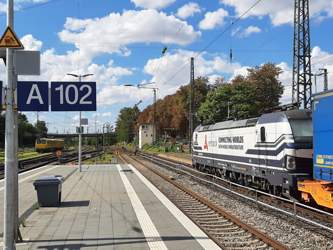 Zuglok mit Stellwerk und Formsignalen