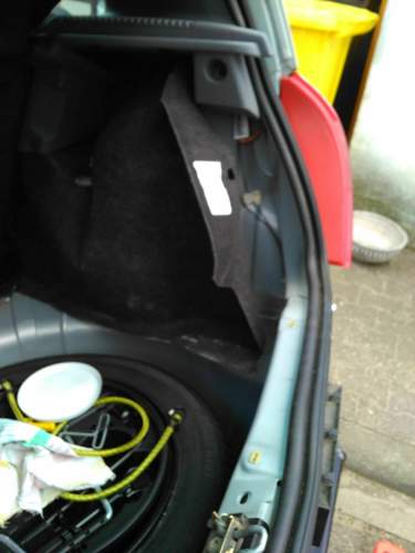Clio-kofferraumverkleidung-weggeknickt-um-an-das-rueckl-zu-kommen