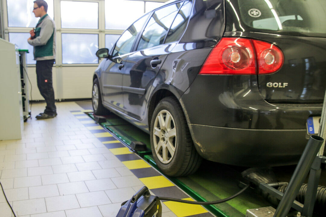 Volkswagen konnte bis Ende 2015 nicht alle von dem CO2-Skandal betroffenen Modellvarianten nachmessen
