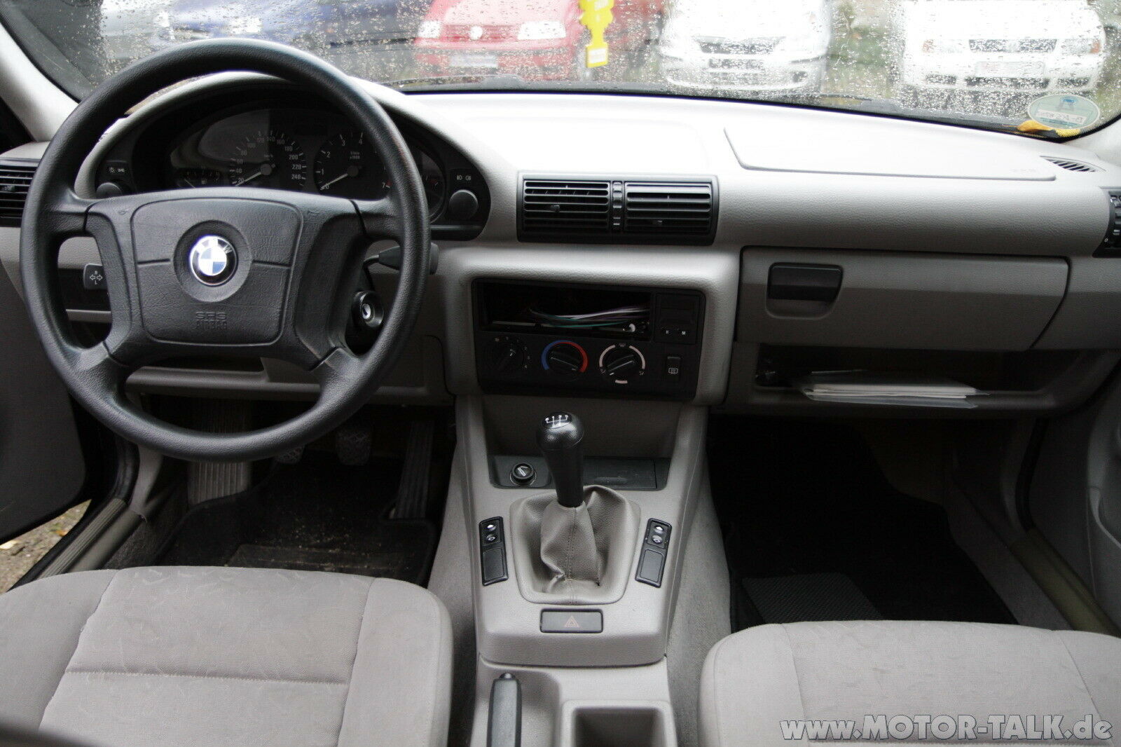 Sieht schlimmer aus als es ist: Mit einem neuen Radio ist der Innenraum des BMW wieder komplett