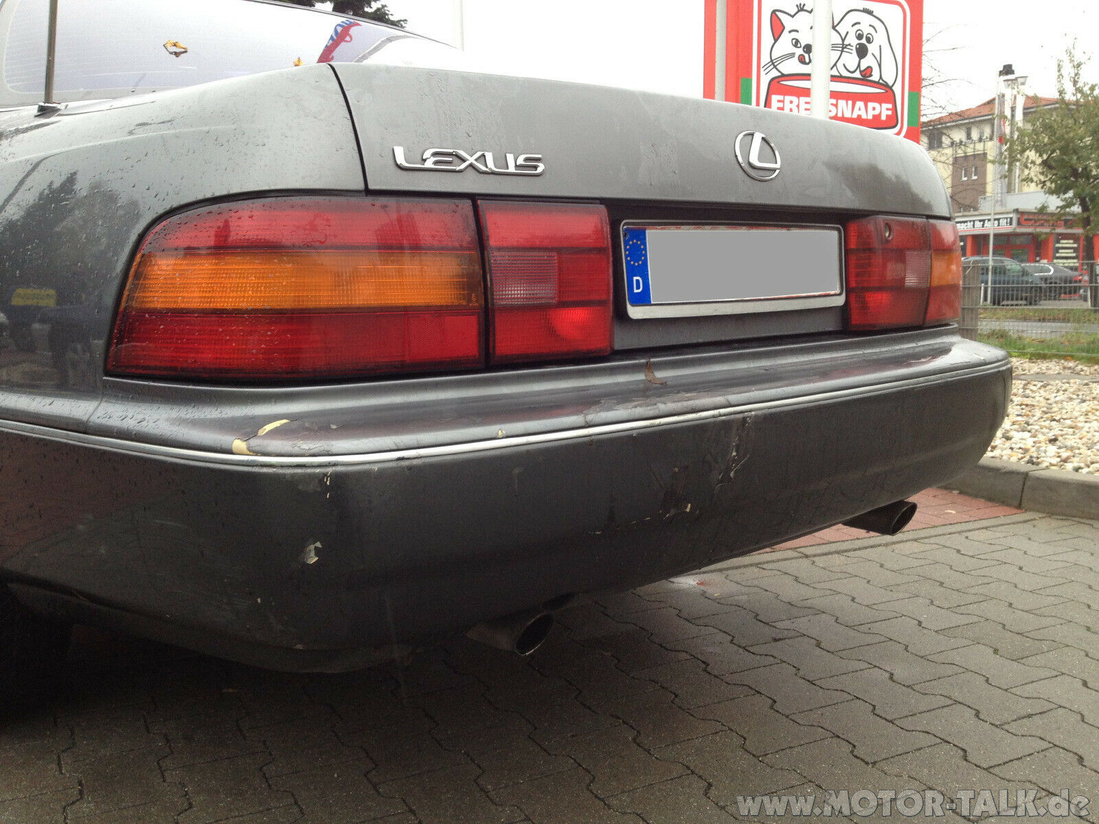 Ausladendes Heck mit Kampfspuren - der Lexus hat schon bessere Zeiten erlebt
